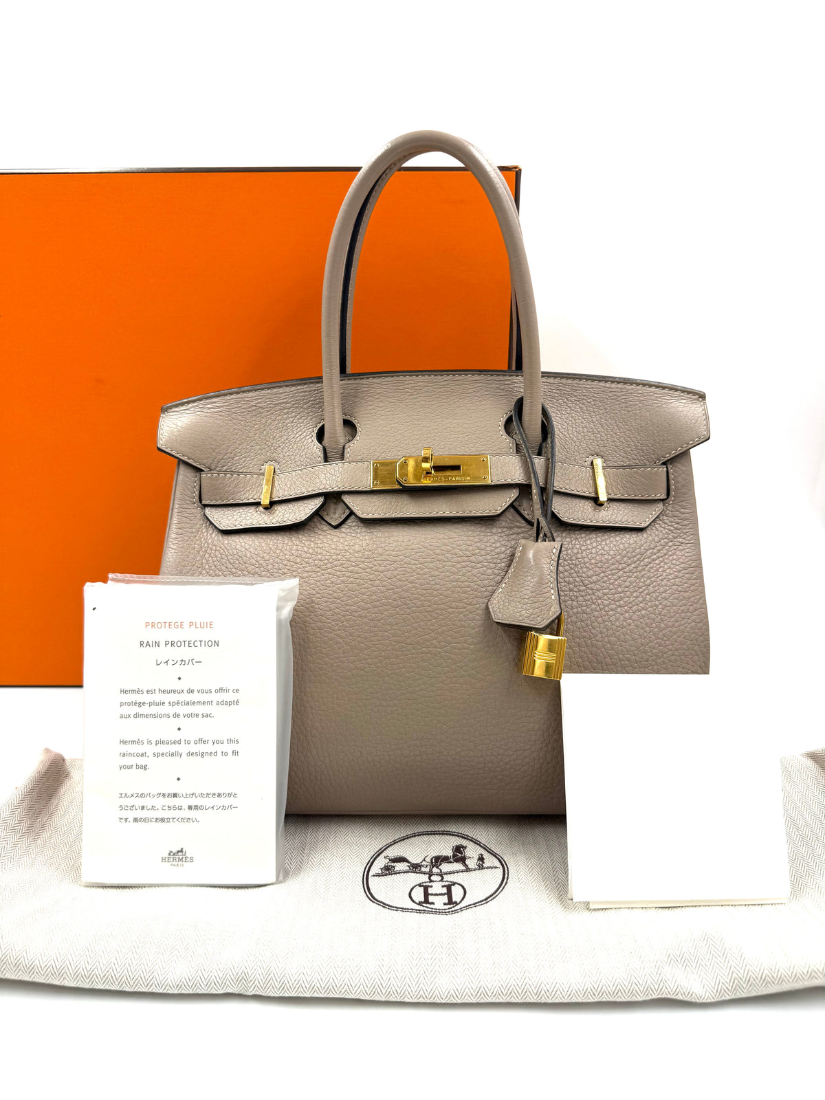 HERMÈS Birkin 30 Clemence Gris GHW, graue Handtasche mit goldfarbenen Beschlägen.