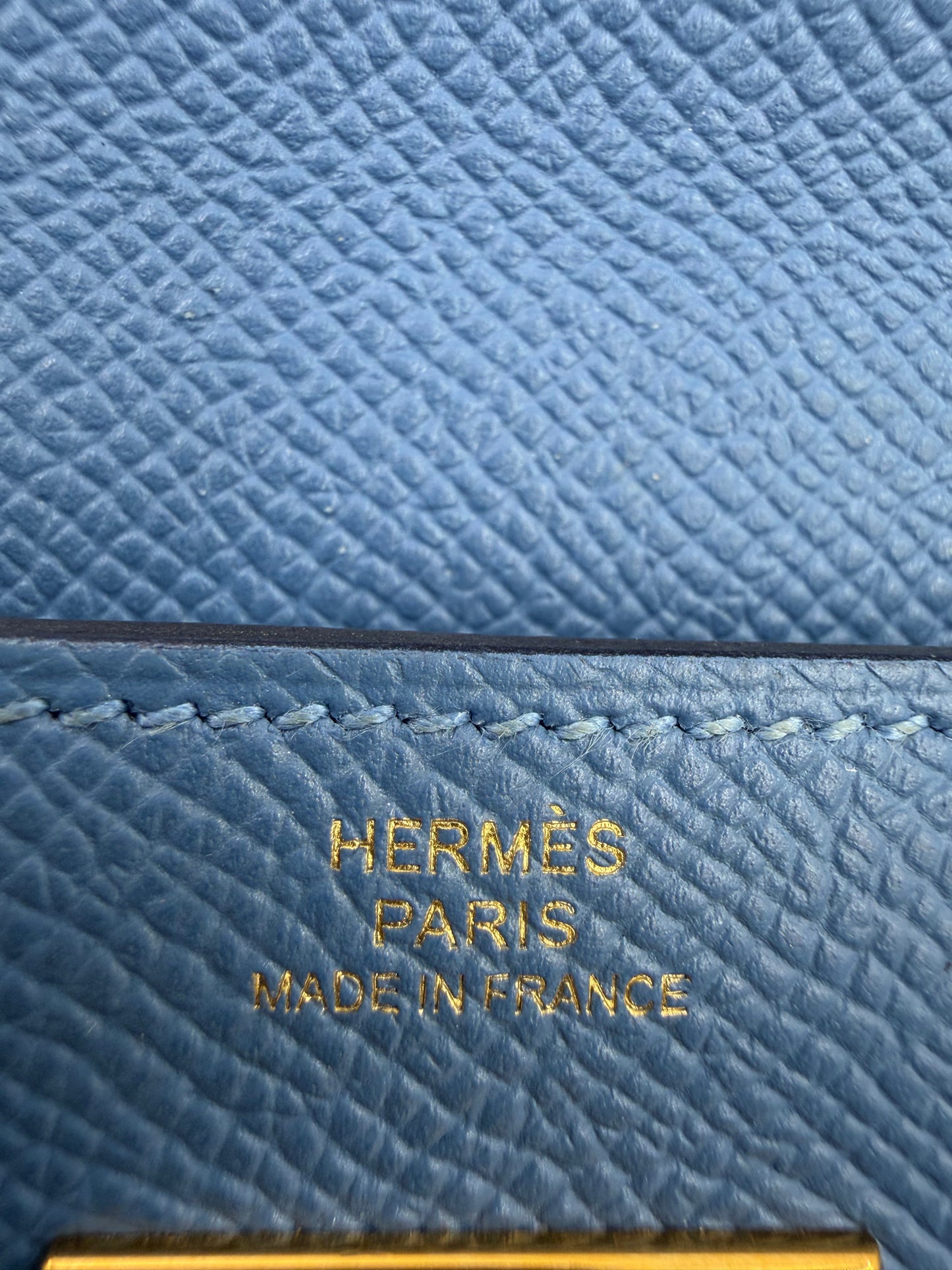 HERMÈS Kelly long Wallet Epsom Bleu Izmir GHW goldgeprägtes Logo auf genarbtem blauem Leder mit feiner Naht