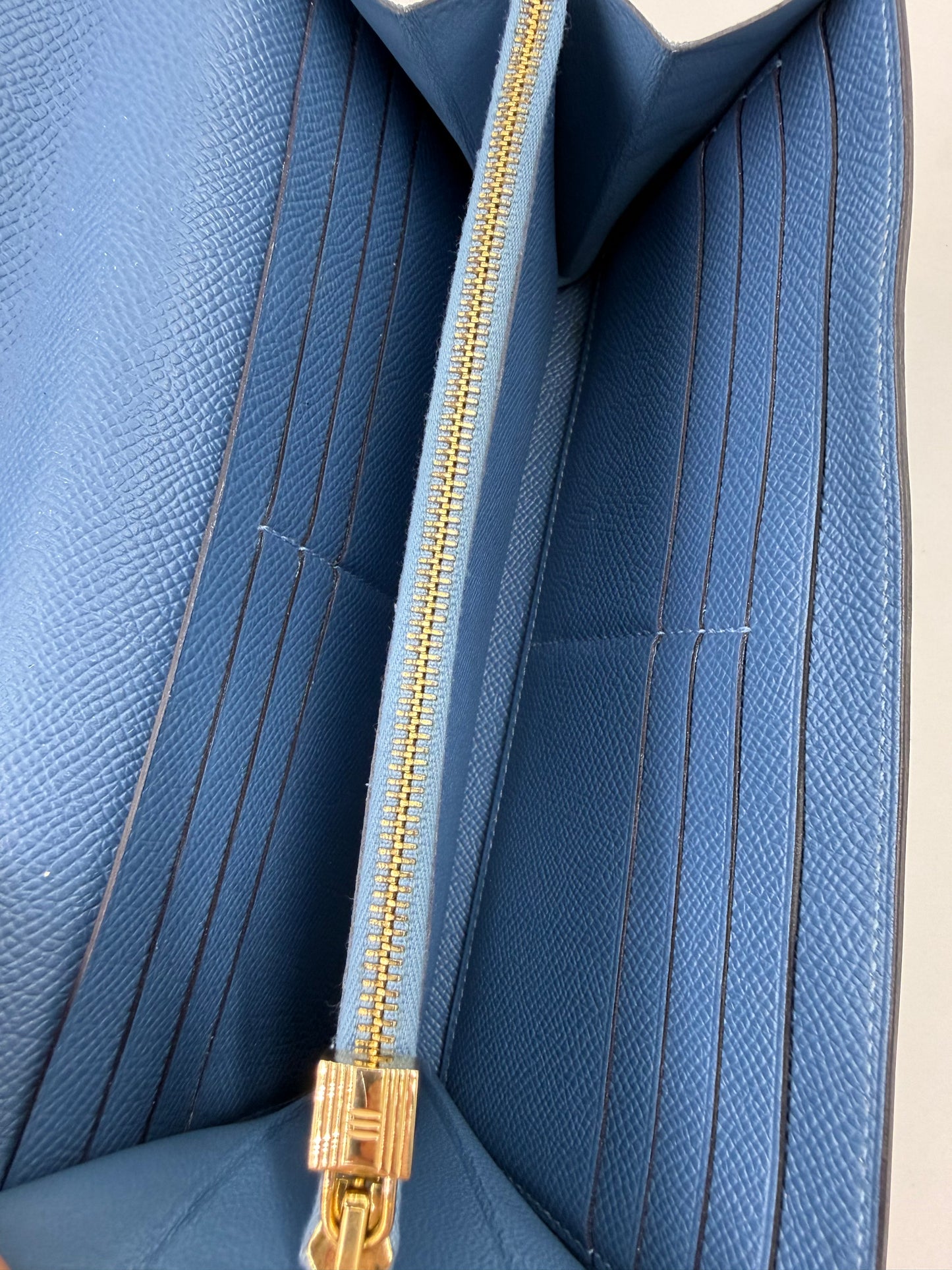 HERMÈS Kelly long Wallet Epsom Bleu Izmir GHW Innenansicht mit Reißverschlussfach und zahlreichen Kartenfächern aus blauem Leder