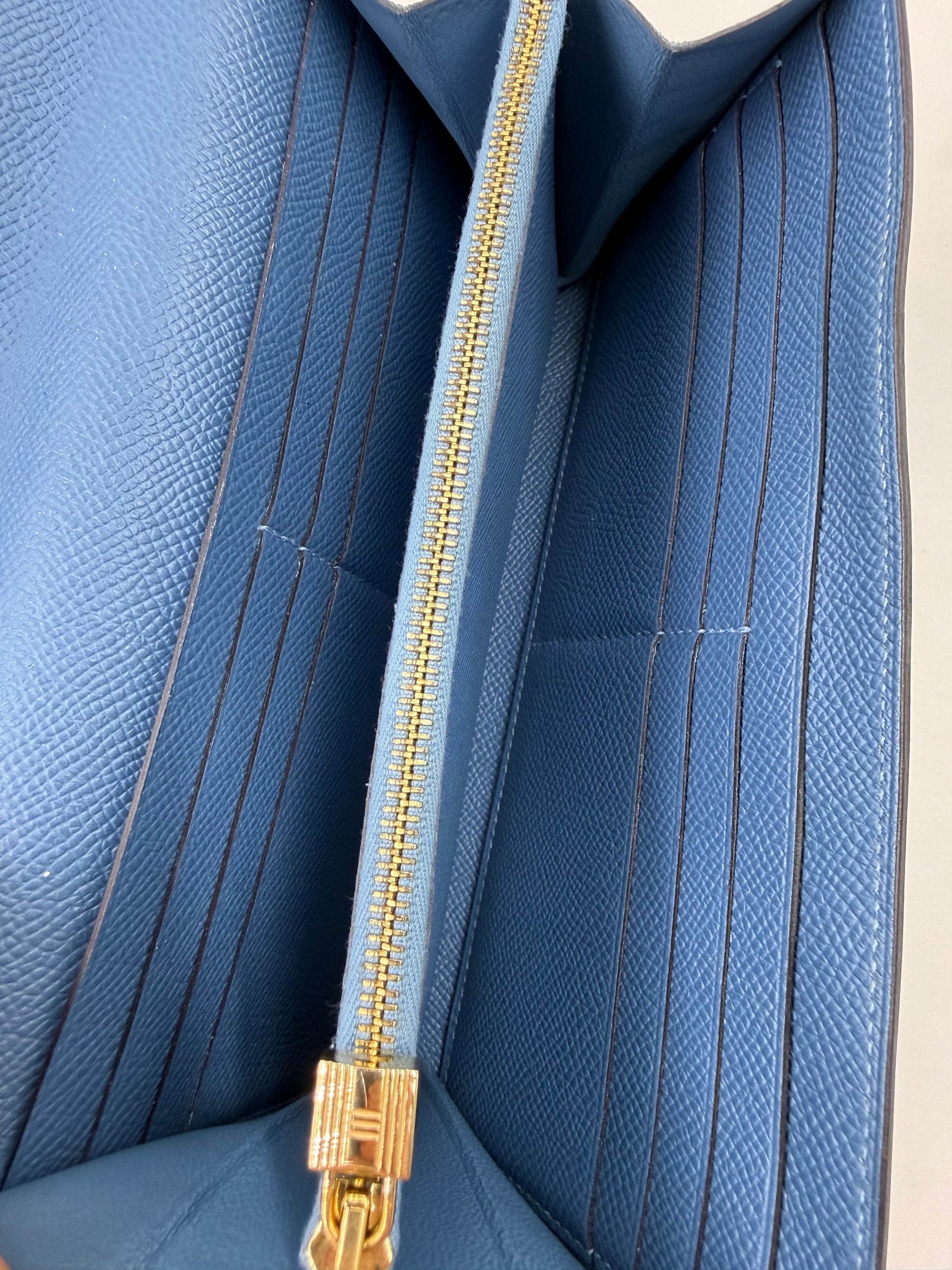 HERMÈS Kelly long Wallet Epsom Bleu Izmir GHW Innenansicht mit Reißverschlussfach und zahlreichen Kartenfächern aus blauem Leder