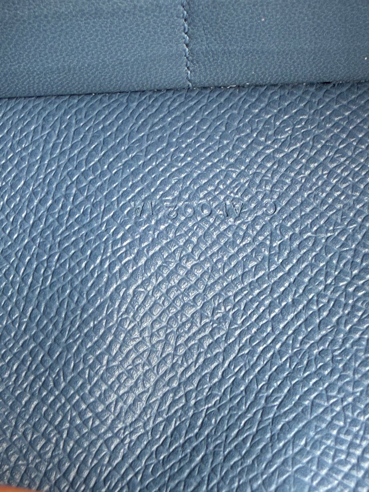 HERMÈS Kelly long Wallet Epsom Bleu Izmir GHW Detail der feinen Narbung auf blauem Leder mit Prägung Paris Made in France