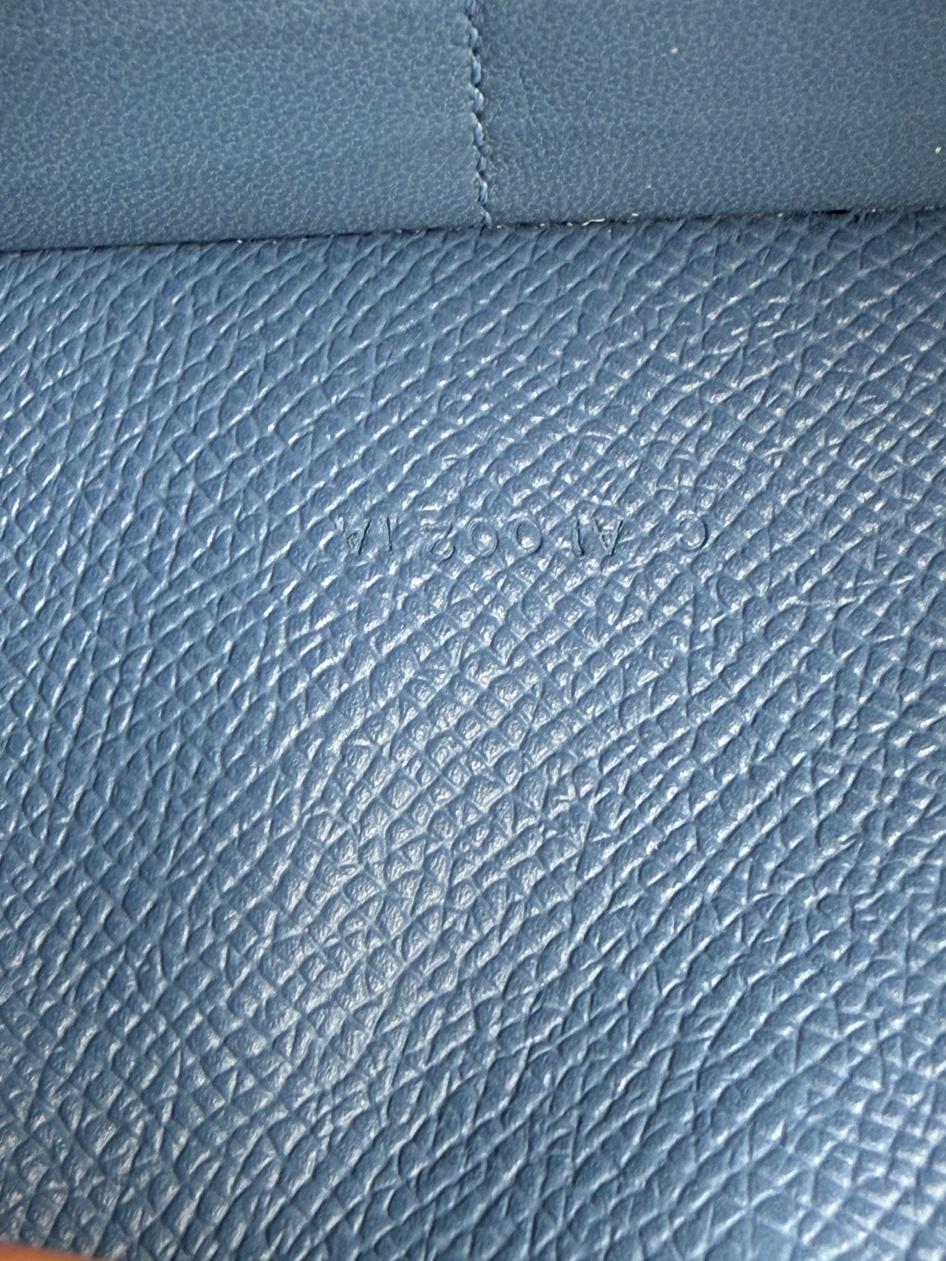 HERMÈS Kelly long Wallet Epsom Bleu Izmir GHW Detail der feinen Narbung auf blauem Leder mit Prägung Paris Made in France