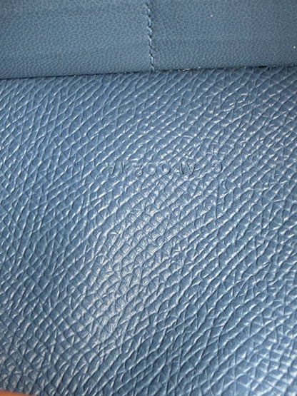 HERMÈS Kelly long Wallet Epsom Bleu Izmir GHW Detail der feinen Narbung auf blauem Leder mit Prägung Paris Made in France