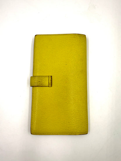 HERMÈS Bearn Wallet Mysoreleder Lime PHW in leuchtendem Gelb mit feiner Narbung und Verschlusslasche aus Leder.