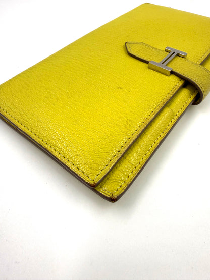 Hochwertige HERMÈS Bearn Wallet Mysoreleder Lime PHW, fein verarbeitetes Leder in leuchtendem Limettenton, edles Accessoire.
