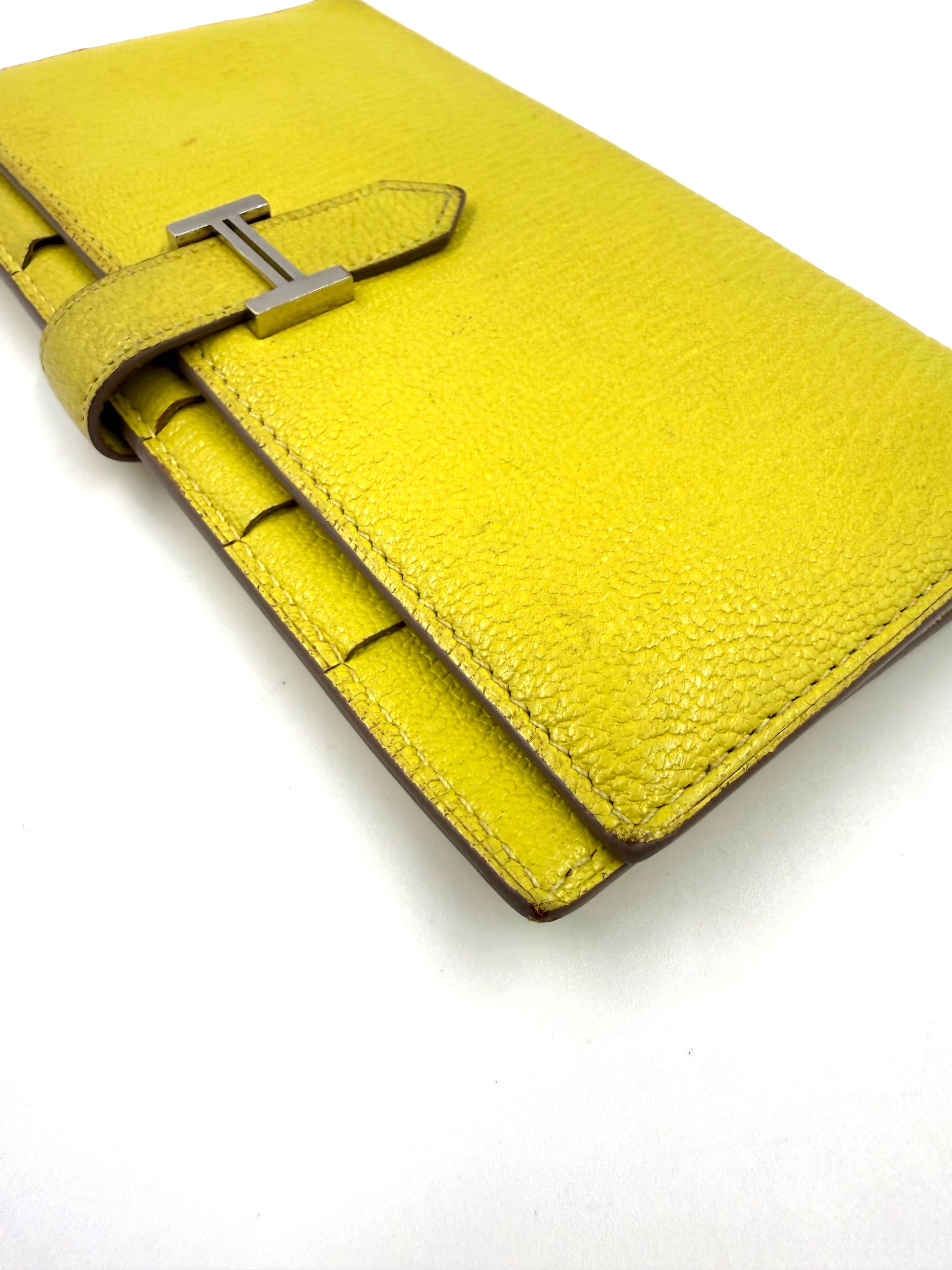 HERMÈS Bearn Wallet Mysoreleder Lime PHW aus hochwertigem Leder mit silberner Schließe in leuchtendem Limettengrün.