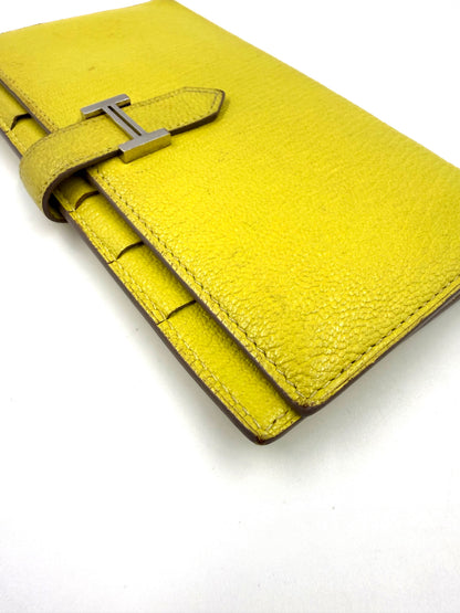 HERMÈS Bearn Wallet Mysoreleder Lime PHW aus hochwertigem Leder mit silberner Schließe in leuchtendem Limettengrün.