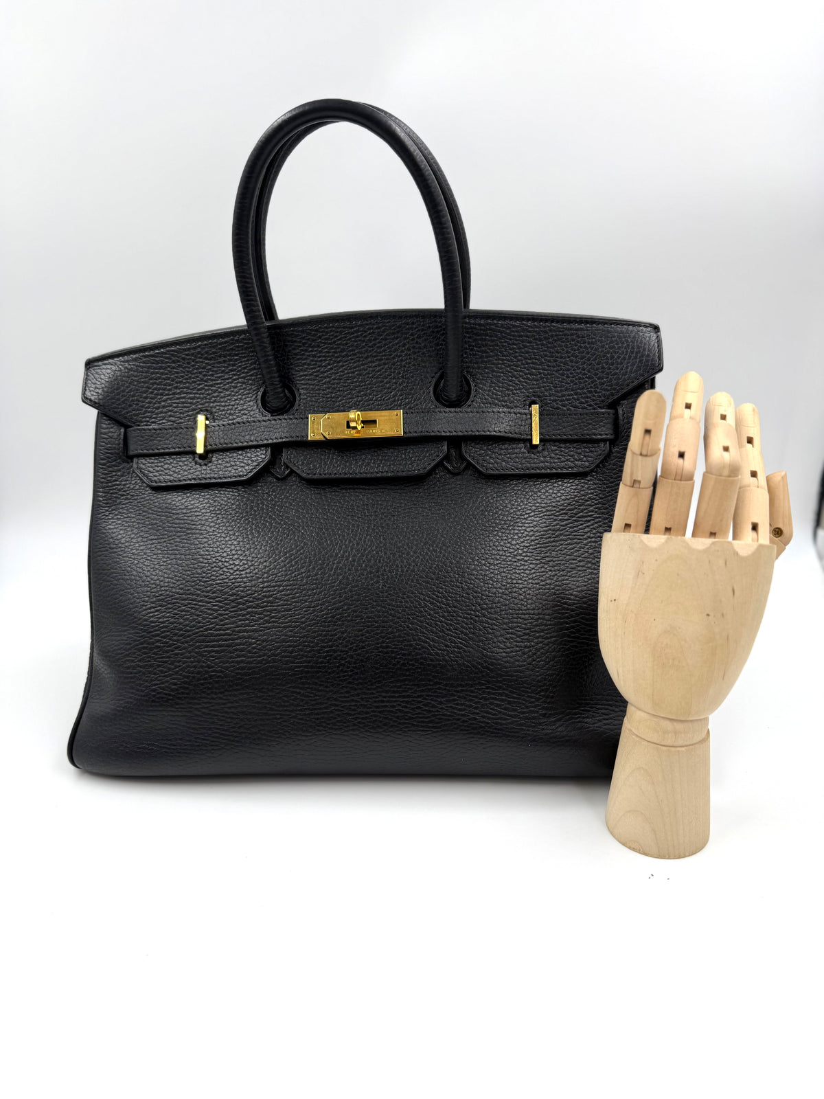 HERMÈS Birkin 35 Ardennes schwarz GHW, schwarze Handtasche mit goldfarbenen Details und Holzhand
