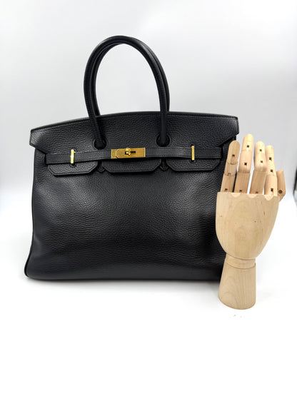 HERMÈS Birkin 35 Ardennes schwarz GHW, schwarze Handtasche mit goldfarbenen Details und Holzhand