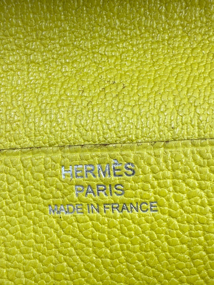 Nahe Aufnahme des Prägezugs auf dem HERMÈS Bearn Wallet Mysoreleder Lime PHW in leuchtendem Limettenton.