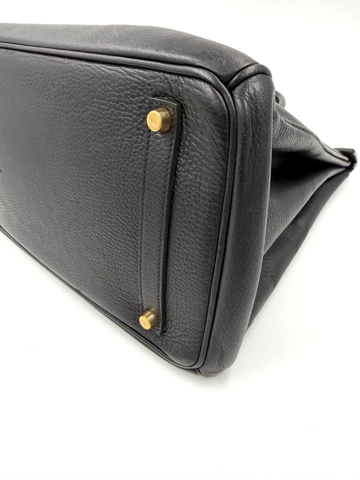 HERMÈS Birkin 35 Ardennes schwarz GHW, Detailansicht mit goldfarbenen Beschlägen