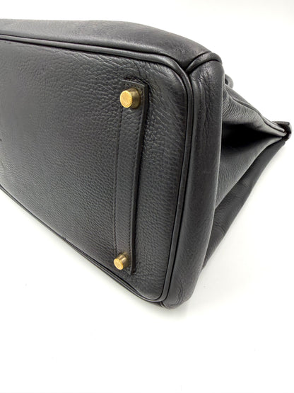 HERMÈS Birkin 35 Ardennes schwarz GHW, Detailansicht mit goldfarbenen Beschlägen