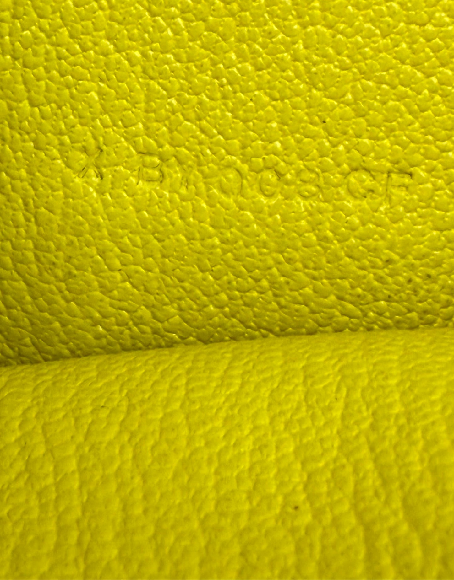 HERMÈS Bearn Wallet Mysoreleder Lime PHW in hochwertigem, strukturiertem grünem Leder mit feiner Prägung.