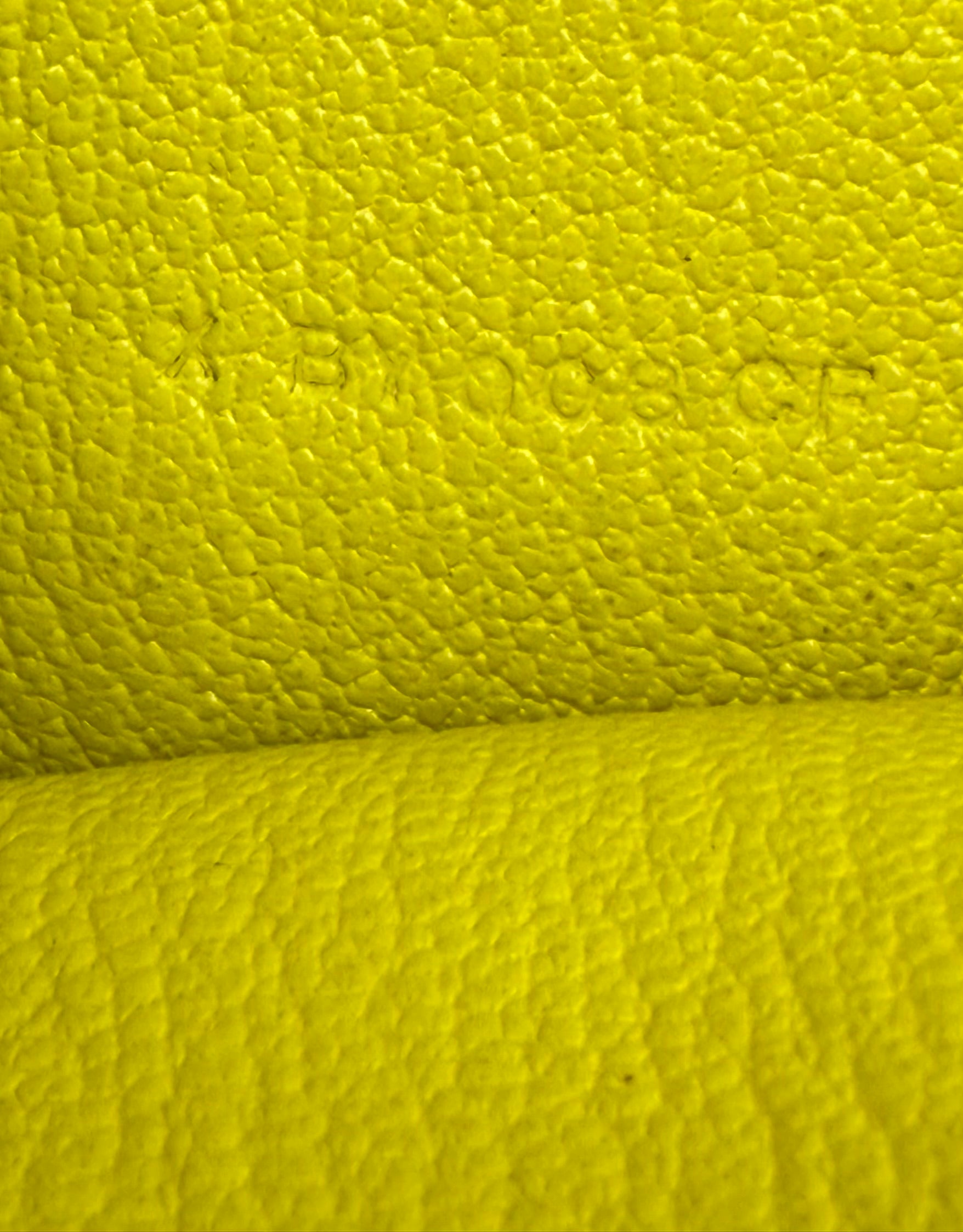 HERMÈS Bearn Wallet Mysoreleder Lime PHW in hochwertigem, strukturiertem grünem Leder mit feiner Prägung.