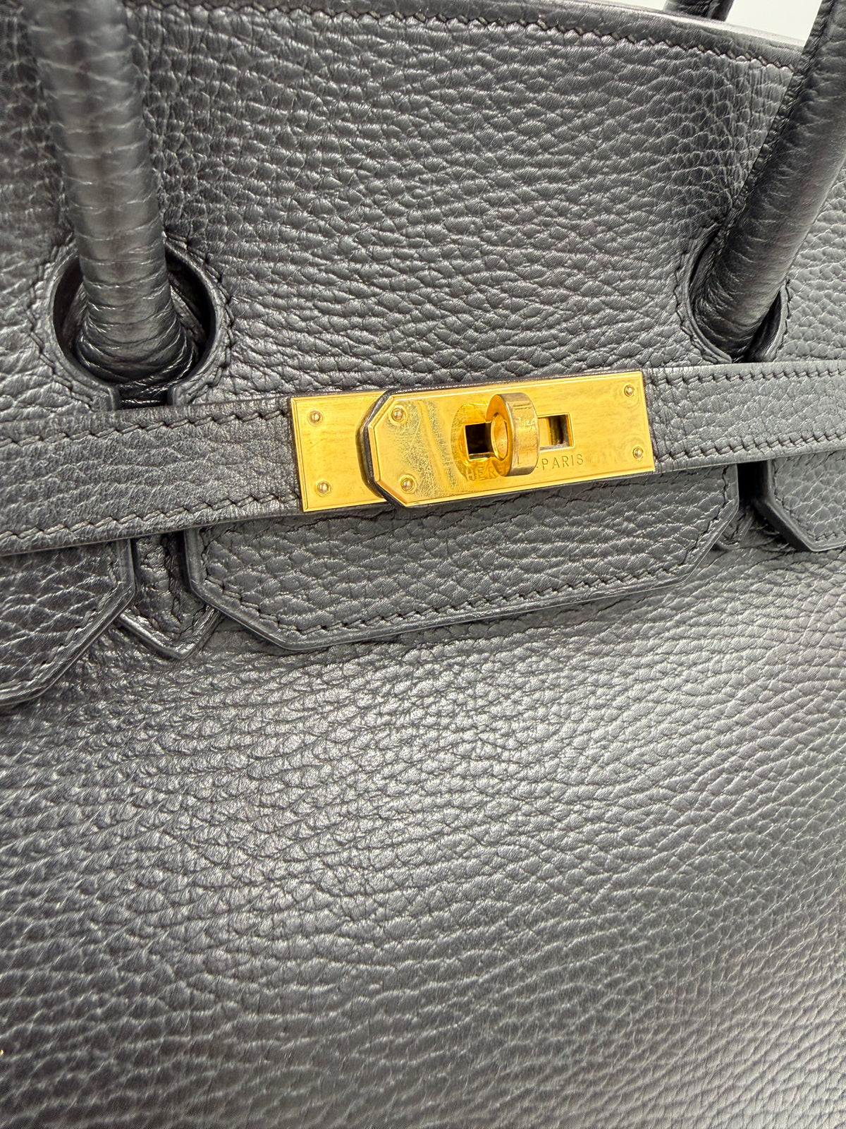 HERMÈS Birkin 35 Ardennes schwarz GHW mit schwarzem Leder und goldfarbenem Verschluss im Detail