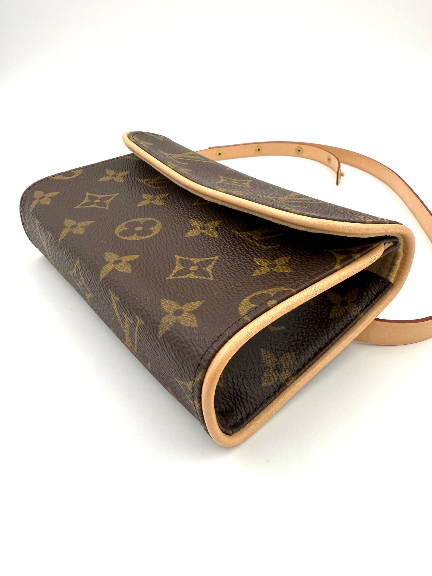 LOUIS VUITTON Pochette Florentine Monogram Canvas