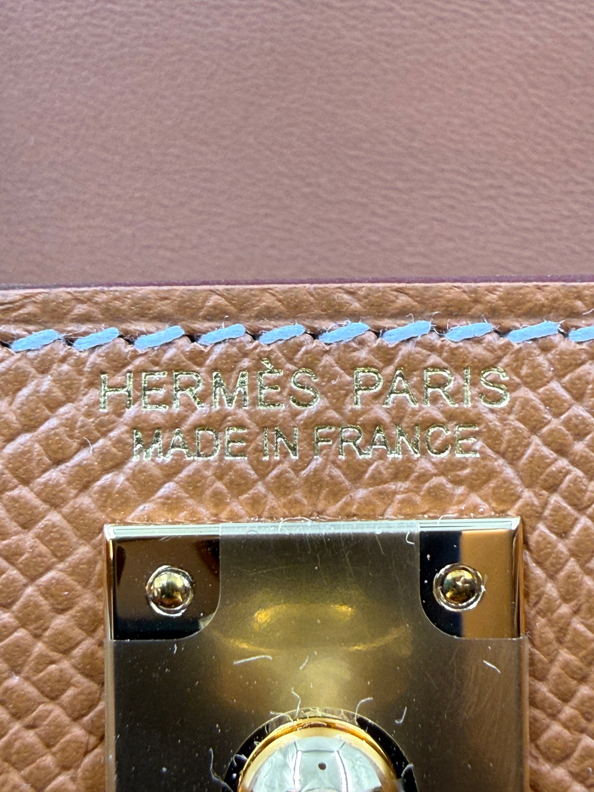 HERMÈS Mini Kelly Sellier Epsom Gold GHW Detailaufnahme mit geprägtem HERMÈS Paris Schriftzug