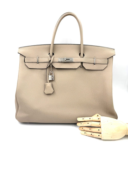 HERMÈS Birkin 40 Togo Gris Tourterelle PHW Designer Handtasche in hellgrau mit silberner Hardware und Holzhandmodell.