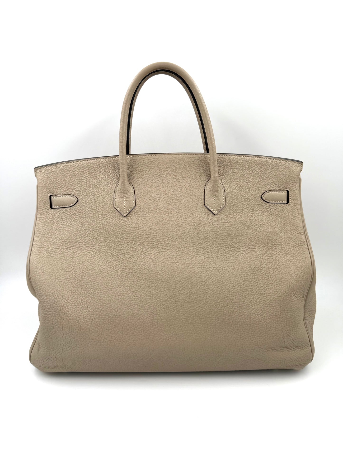 HERMÈS Birkin 40 Togo Gris Tourterelle PHW elegante Secondhand Designerhandtasche in dezenter grauer Farbe.