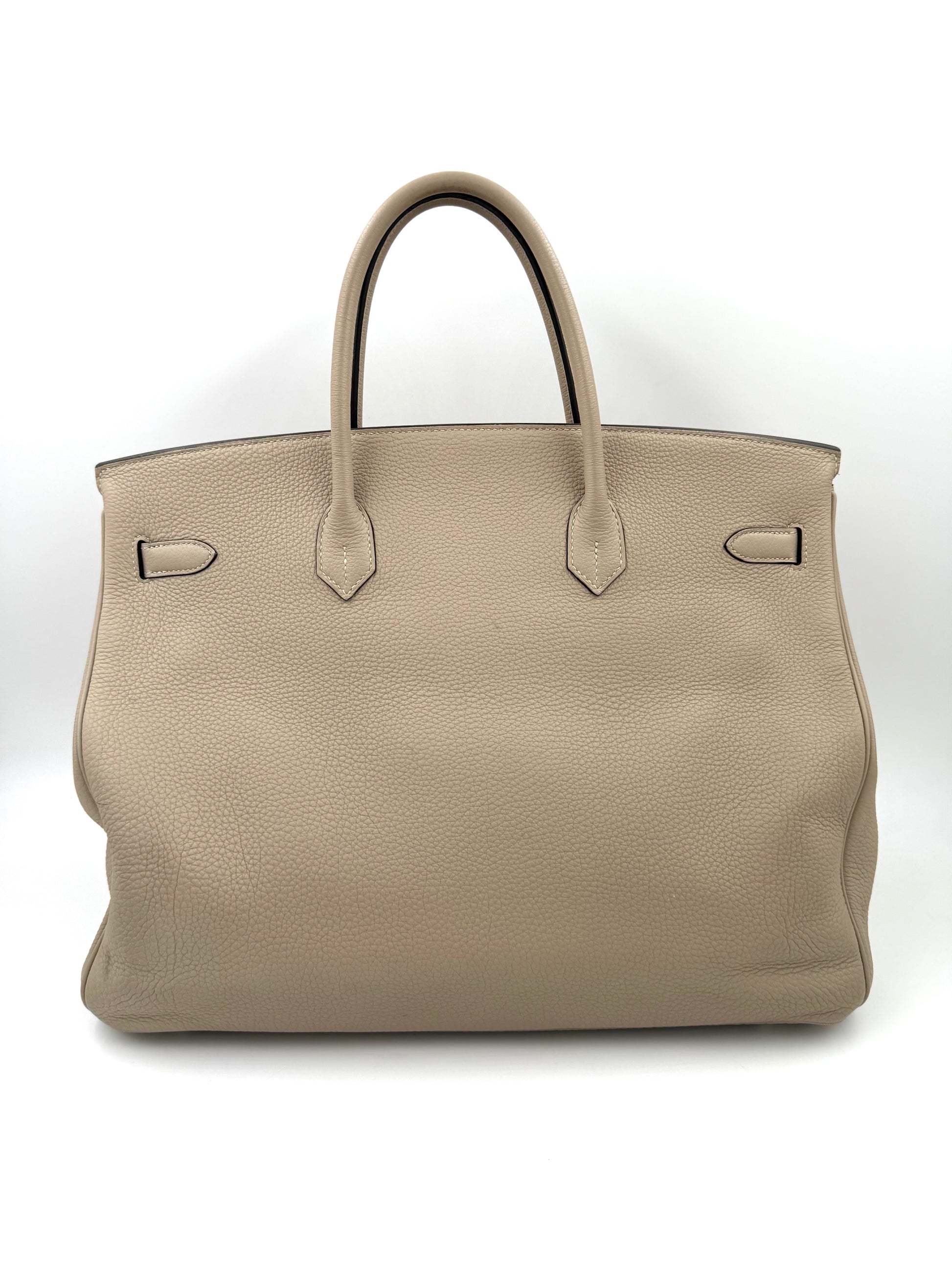 HERMÈS Birkin 40 Togo Gris Tourterelle PHW elegante Secondhand Designerhandtasche in dezenter grauer Farbe.