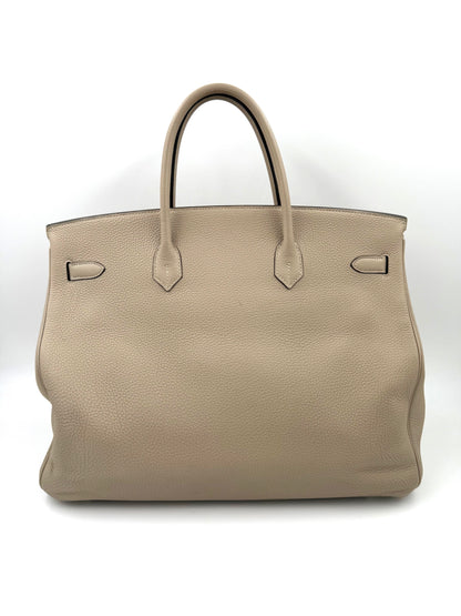 HERMÈS Birkin 40 Togo Gris Tourterelle PHW elegante Secondhand Designerhandtasche in dezenter grauer Farbe.