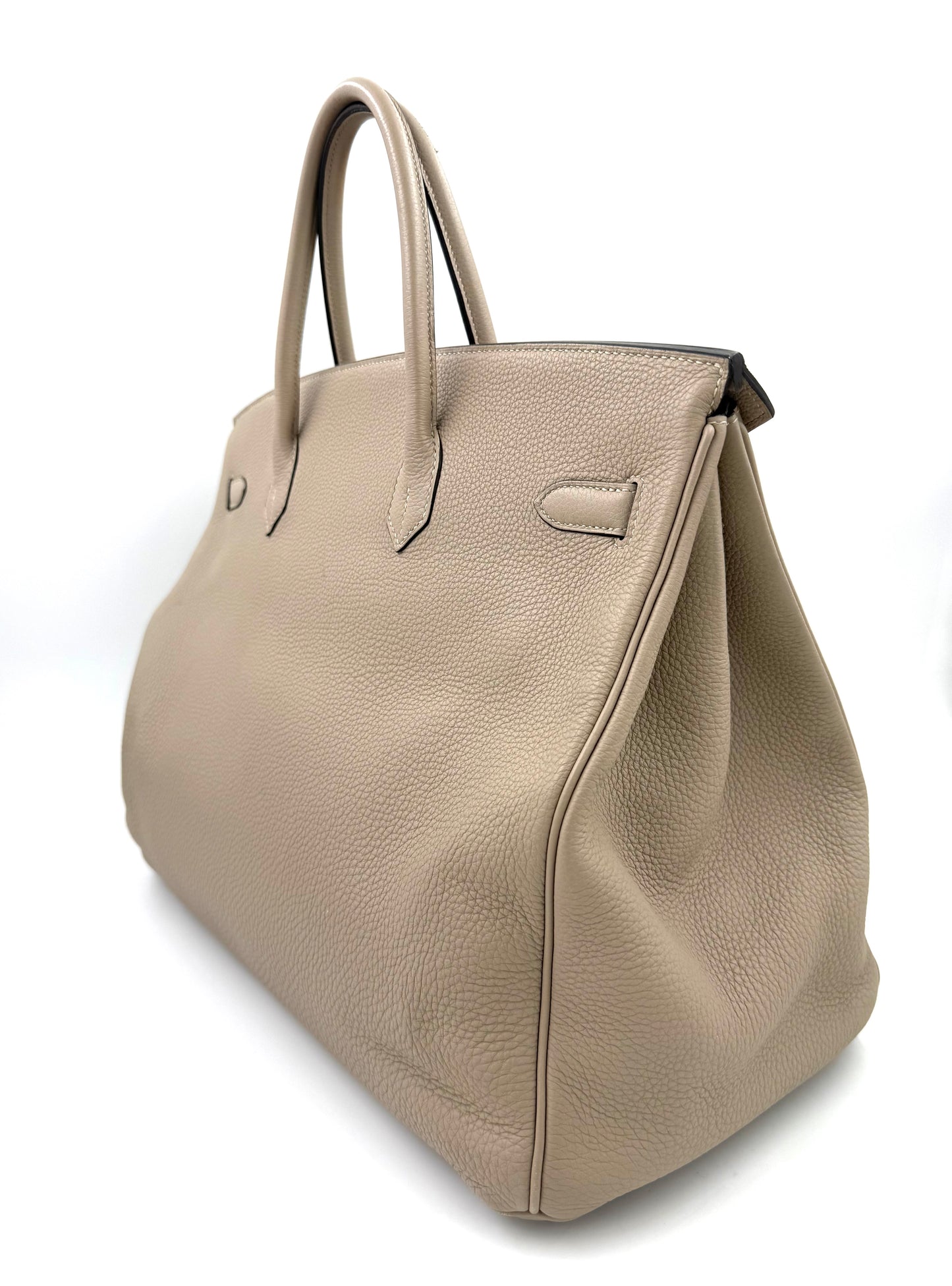 Hochwertige HERMÈS Birkin 40 Togo Gris Tourterelle PHW Tasche aus hochwertigem, genarbtem Leder, elegant und zeitlos.