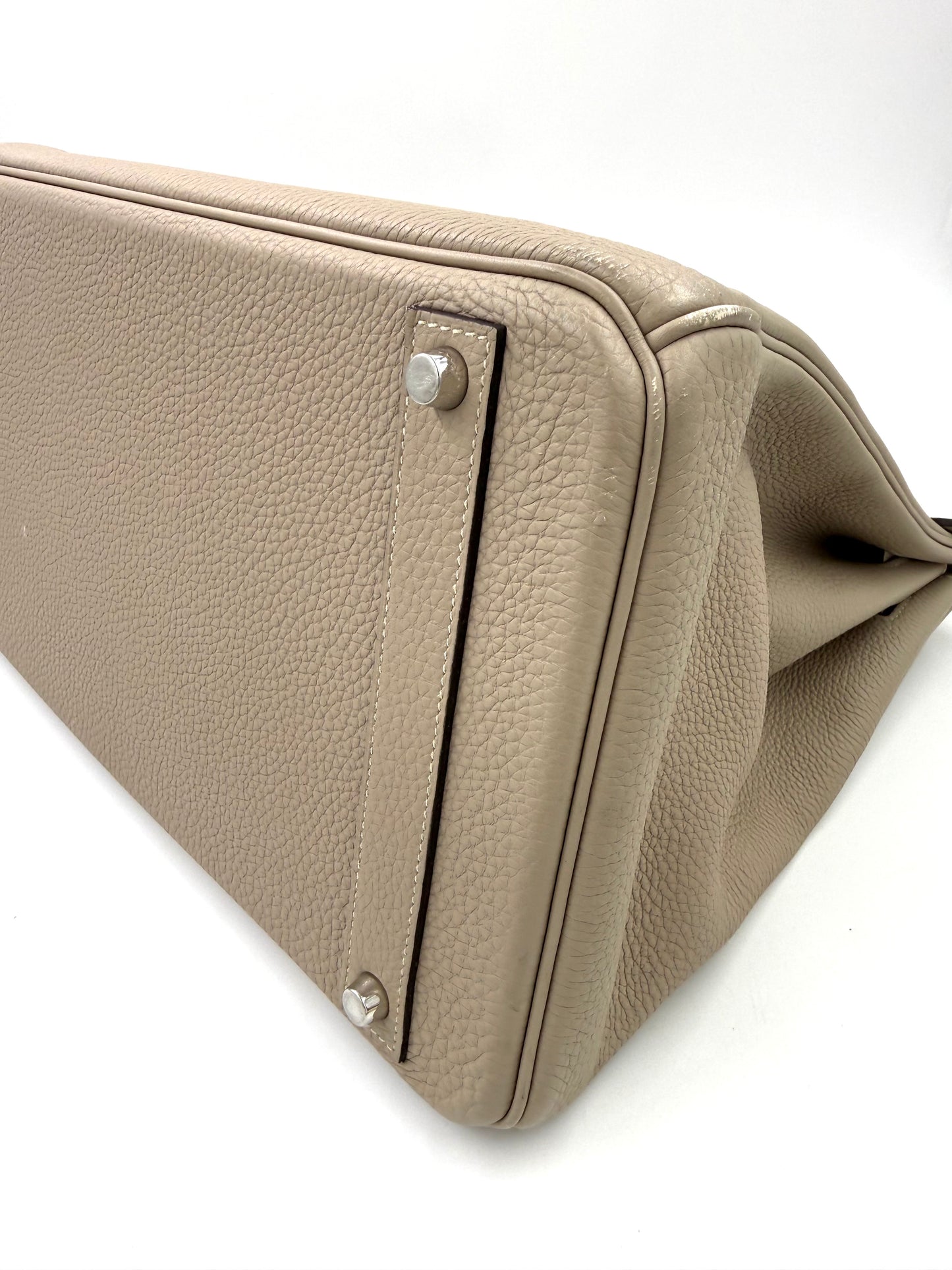 Detailaufnahme der HERMÈS Birkin 40 Togo Gris Tourterelle PHW mit hochwertiger Lederstruktur und stabilen Metallfüßen