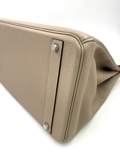 Detailaufnahme der HERMÈS Birkin 40 Togo Gris Tourterelle PHW mit hochwertiger Lederstruktur und stabilen Metallfüßen
