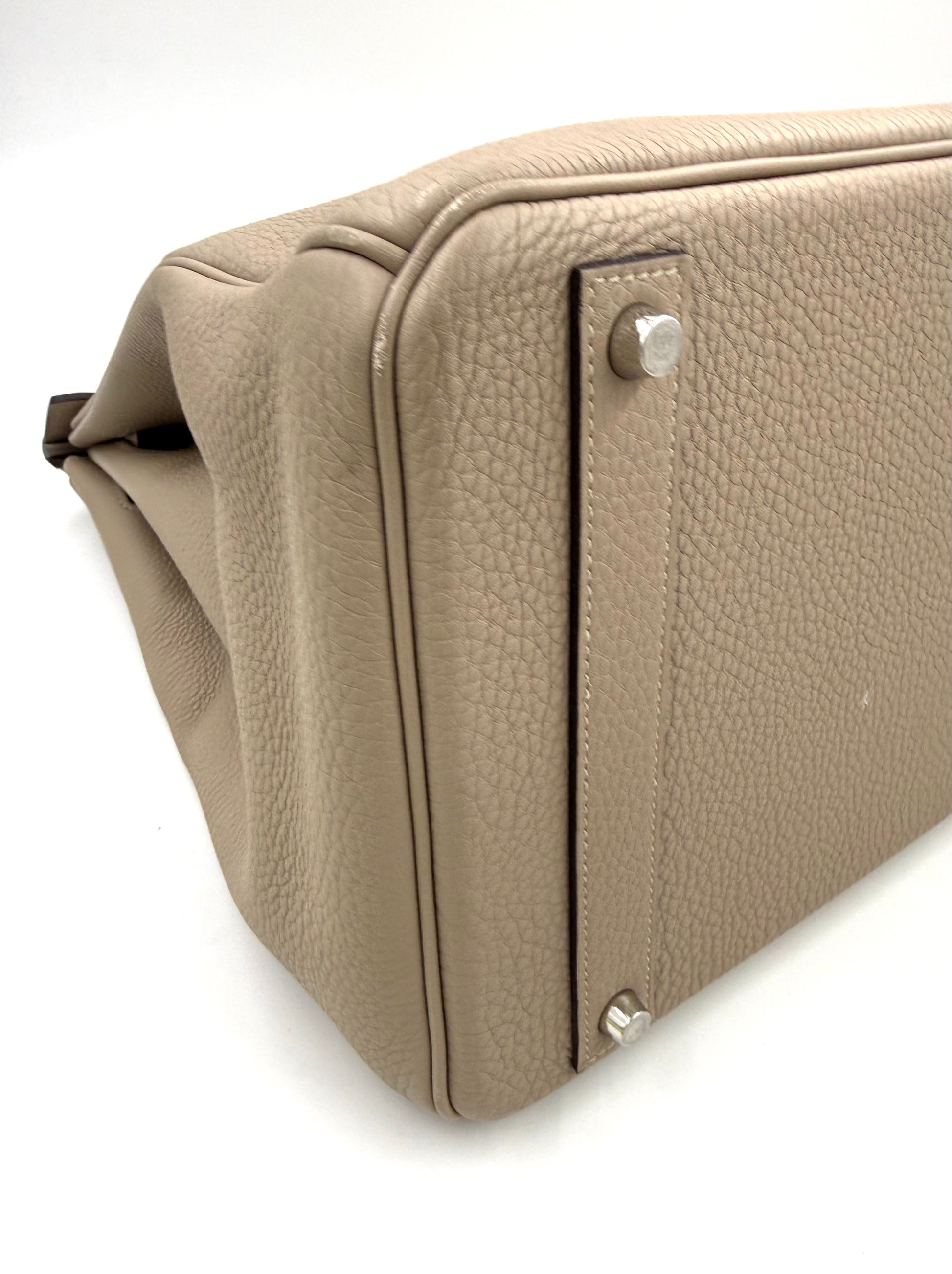 HERMÈS Birkin 40 Togo Gris Tourterelle PHW Detailaufnahme der hochwertigen, strukturieren Lederoberfläche und Metallfüße.