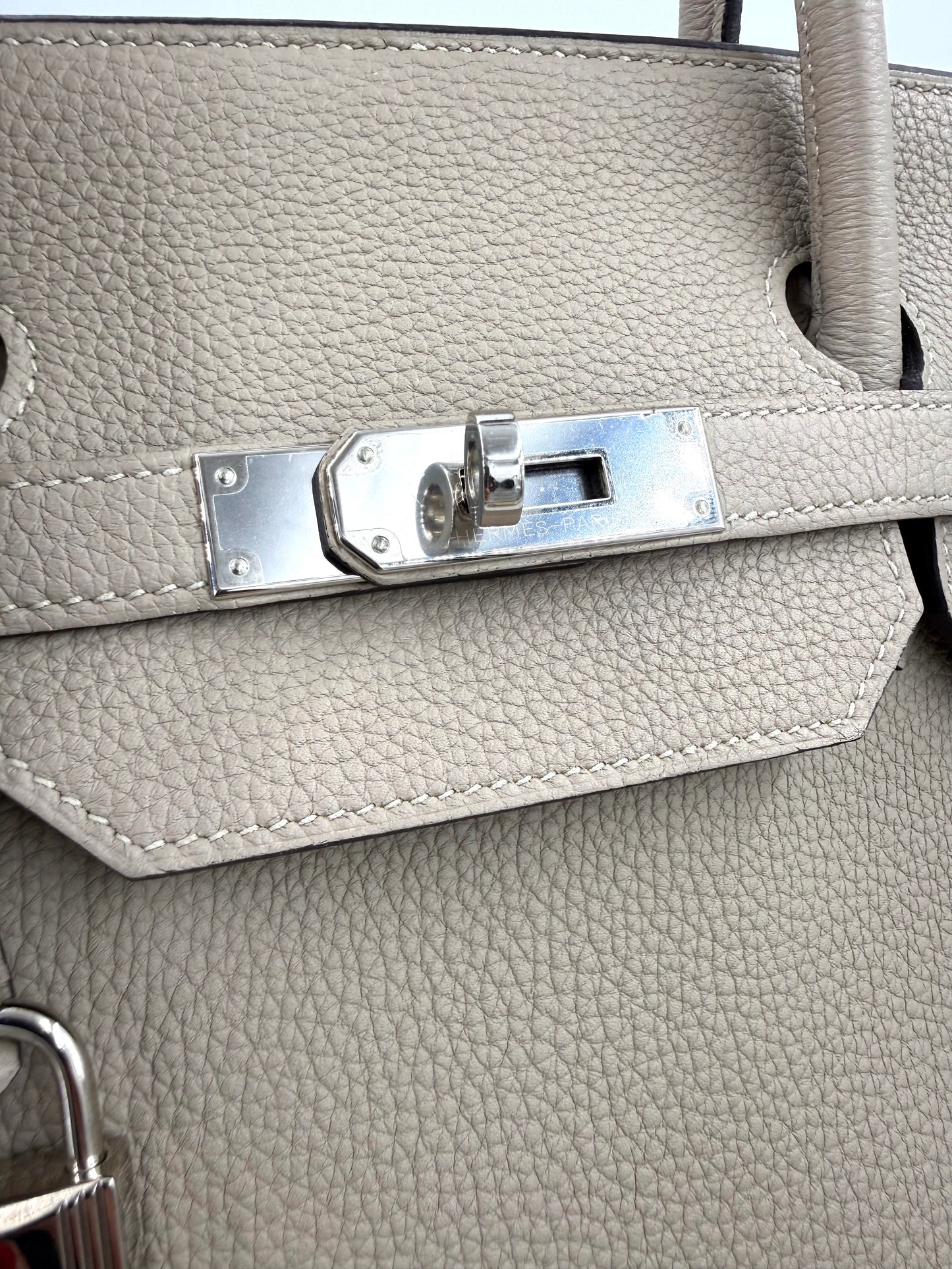 Hochwertige Struktur und silbernes Schloss der HERMÈS Birkin 40 Togo Gris Tourterelle PHW Tasche in Nahaufnahme.