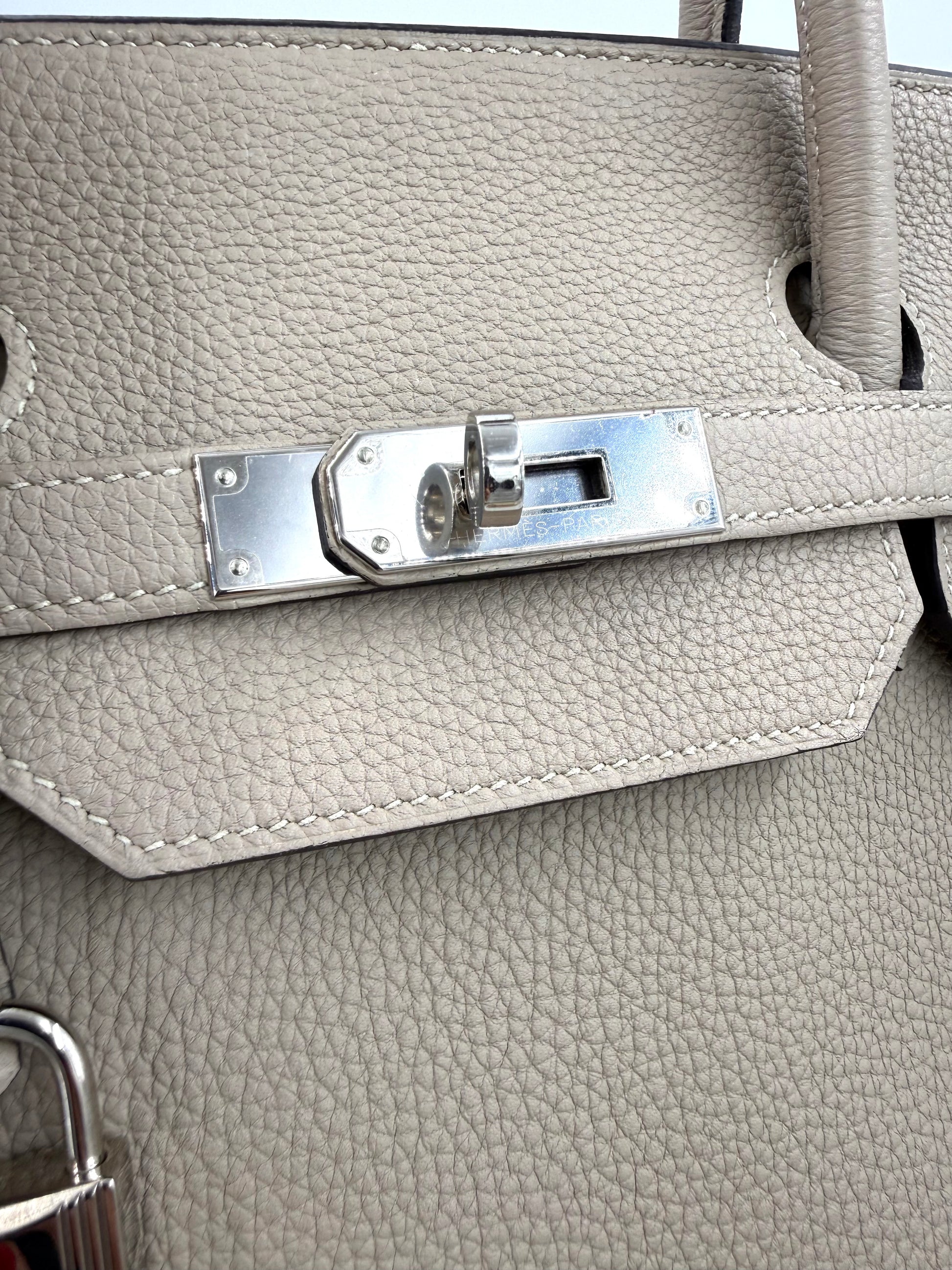 Hochwertige Struktur und silbernes Schloss der HERMÈS Birkin 40 Togo Gris Tourterelle PHW Tasche in Nahaufnahme.