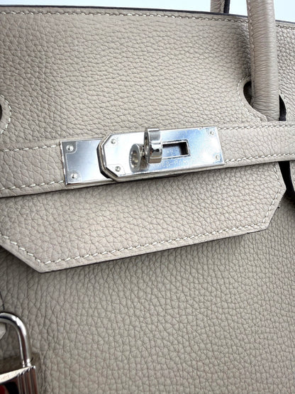 Hochwertige Struktur und silbernes Schloss der HERMÈS Birkin 40 Togo Gris Tourterelle PHW Tasche in Nahaufnahme.