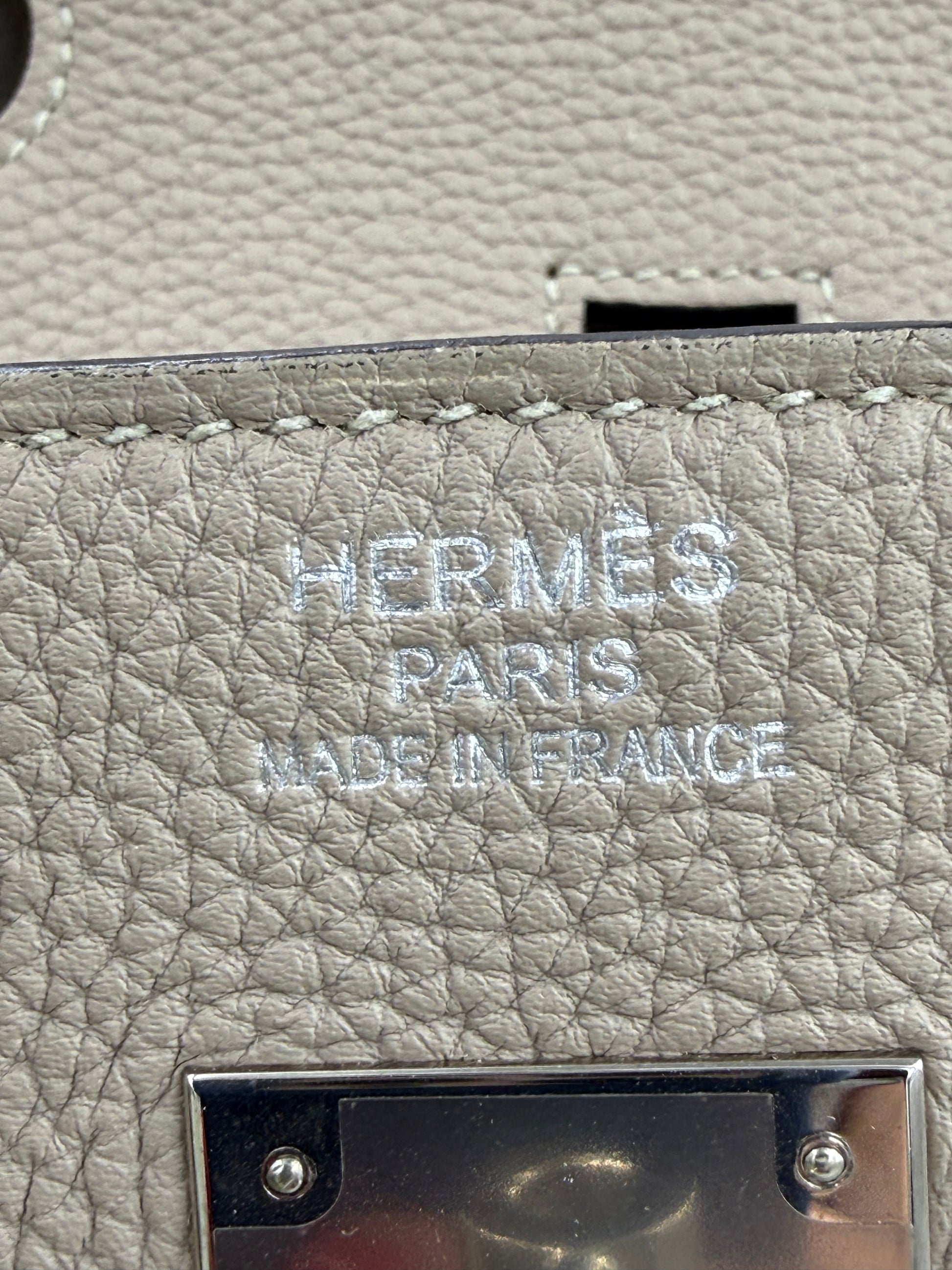 Nahaufnahme des Innenlogos bei der HERMÈS Birkin 40 Togo Gris Tourterelle PHW aus hochwertigem Leder und Metallverschluss.