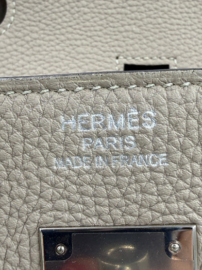 Nahaufnahme des Innenlogos bei der HERMÈS Birkin 40 Togo Gris Tourterelle PHW aus hochwertigem Leder und Metallverschluss.