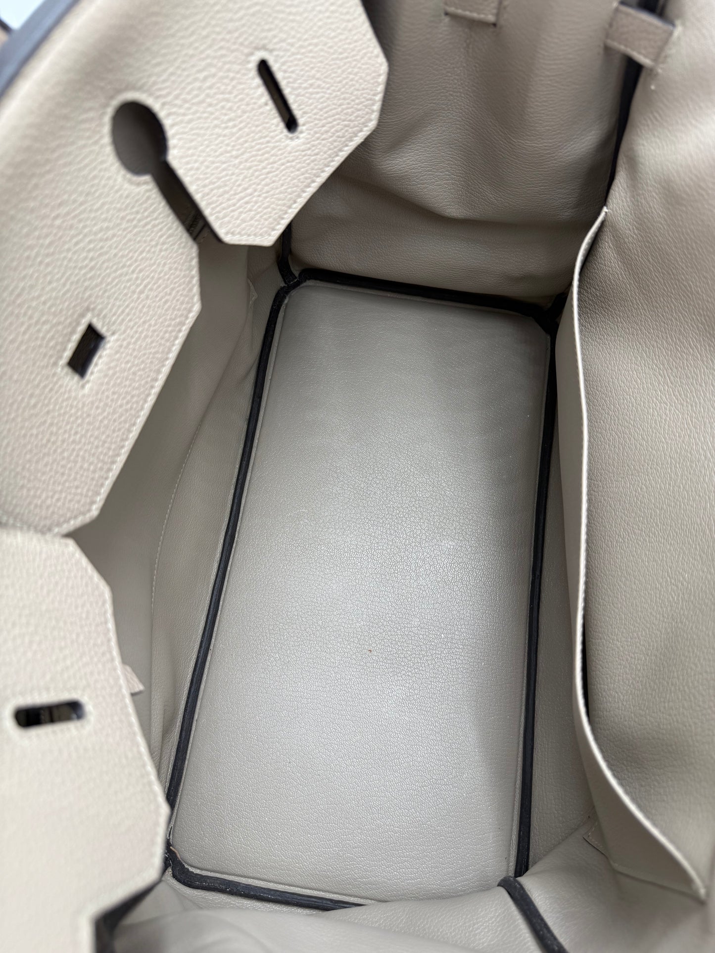 Innenansicht der HERMÈS Birkin 40 Togo Gris Tourterelle PHW Secondhand Designer Handtasche hochwertig erhalten
