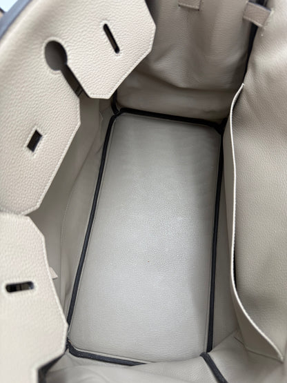 Innenansicht der HERMÈS Birkin 40 Togo Gris Tourterelle PHW Secondhand Designer Handtasche hochwertig erhalten