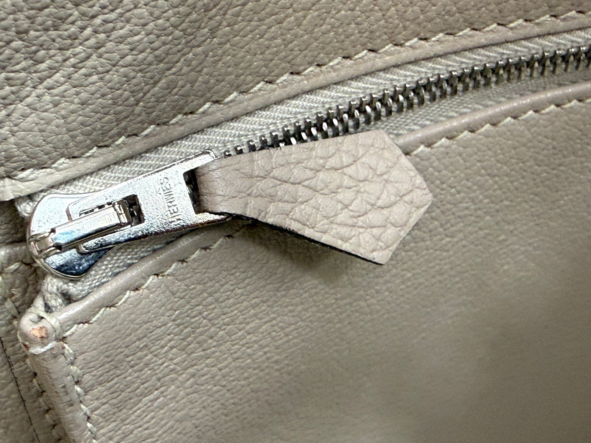 Detailaufnahme des Reißverschlusses einer HERMÈS Birkin 40 Togo Gris Tourterelle PHW Handtasche aus hochwertigem Leder.