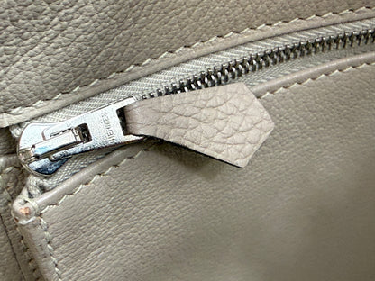 Detailaufnahme des Reißverschlusses einer HERMÈS Birkin 40 Togo Gris Tourterelle PHW Handtasche aus hochwertigem Leder.