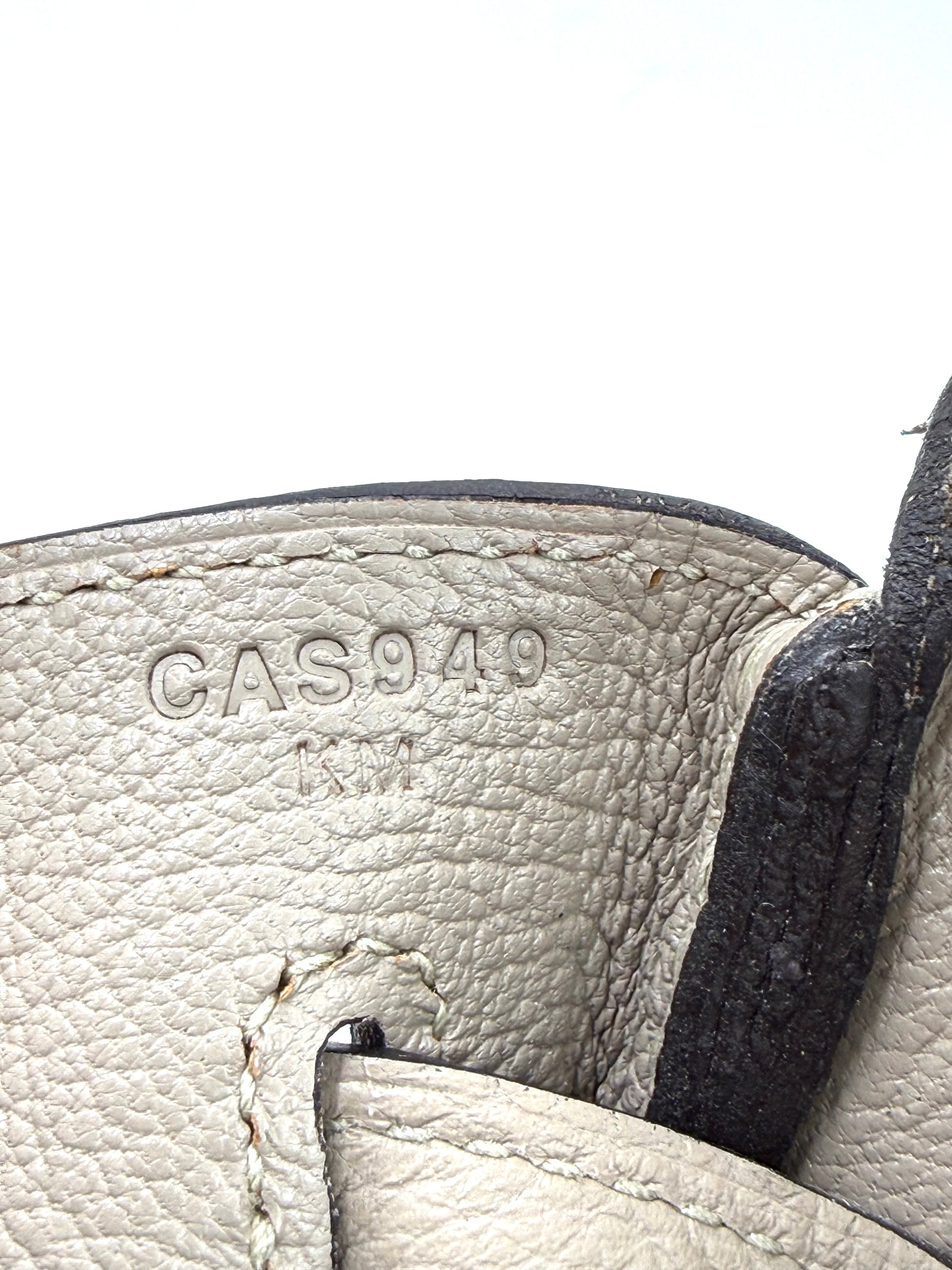 HERMÈS Birkin 40 Togo Gris Tourterelle PHW Detailaufnahme der Innenprägung auf authentischer Designerhandtasche