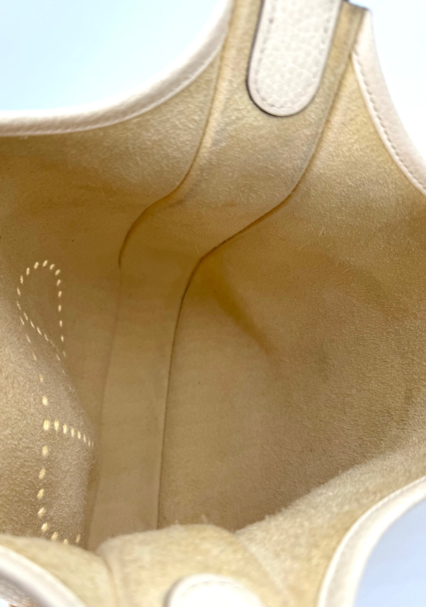 Innenansicht der cremefarbenen HERMÈS Evelyne 29 Nata Clemence PHW aus hochwertigem Veloursleder.