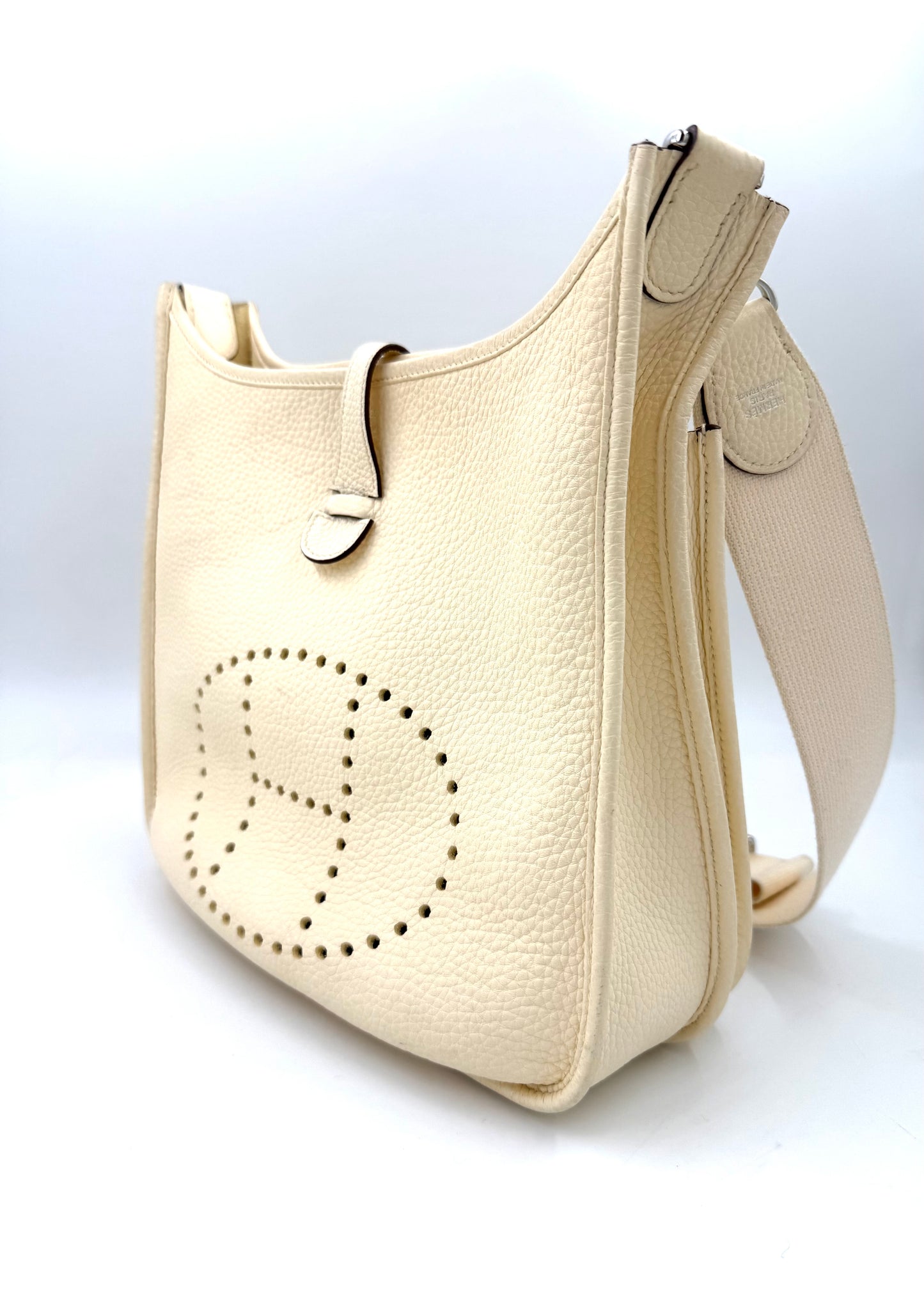 Hochwertige HERMÈS Evelyne 29 Nata Clemence PHW Designer-Handtasche in elegantem cremeweiß mit Lederstruktur.
