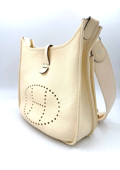 Hochwertige HERMÈS Evelyne 29 Nata Clemence PHW Designer-Handtasche in elegantem cremeweiß mit Lederstruktur.