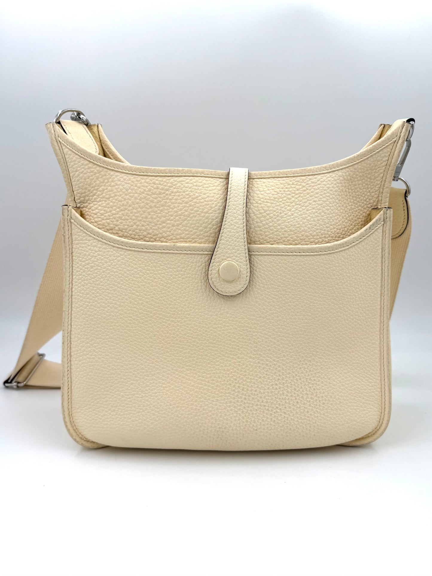 Hochwertige HERMÈS Evelyne 29 Nata Clemence PHW Handtasche in cremefarbenem Leder mit verstellbarem Schultergurt.