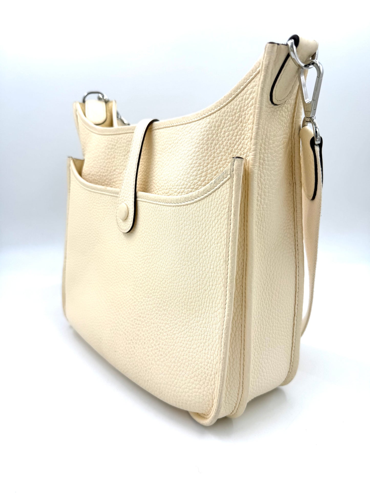 HERMÈS Evelyne 29 Nata Clemence PHW in cremefarbenem, genarbtem Leder mit silberfarbenen Beschlägen, elegant und zeitlos.
