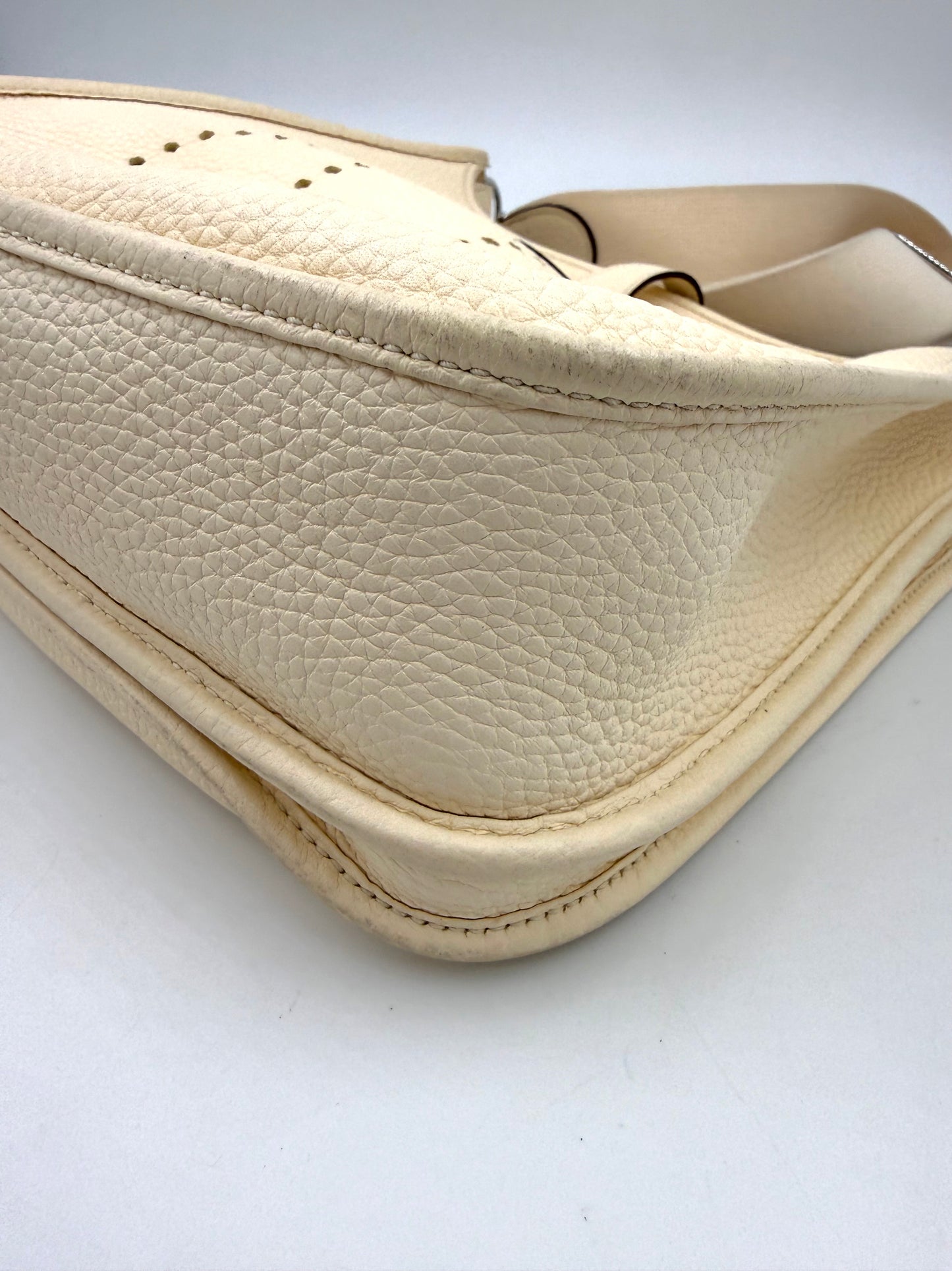 HERMÈS Evelyne 29 Nata Clemence PHW in cremefarbenem Leder mit feiner Narbung und stabiler Naht am Taschenboden.