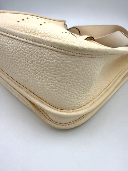 HERMÈS Evelyne 29 Nata Clemence PHW in cremefarbenem Leder mit feiner Narbung und stabiler Naht am Taschenboden.