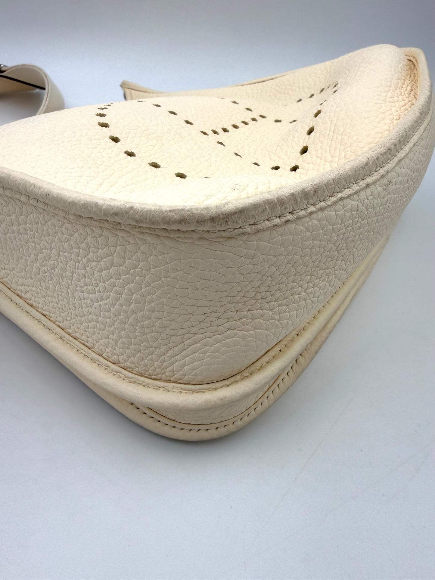 Hochwertige HERMÈS Evelyne 29 Nata Clemence PHW aus genarbtem Leder, elegante Secondhand-Designerhandtasche.