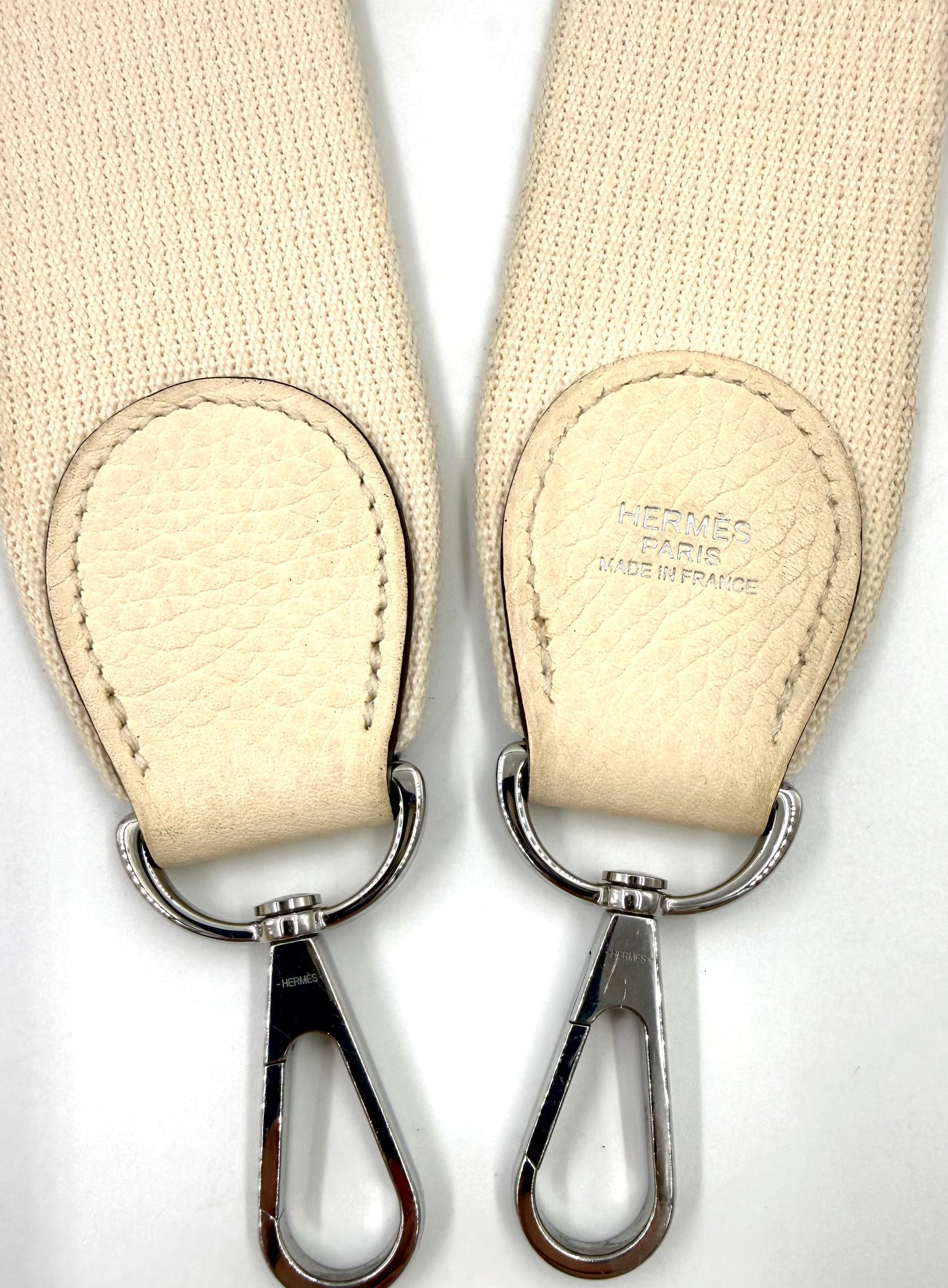 HERMÈS Evelyne 29 Nata Clemence PHW Tragegurt aus cremefarbenem Leder mit Metallhaken und Prägung