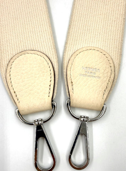 HERMÈS Evelyne 29 Nata Clemence PHW Tragegurt aus cremefarbenem Leder mit Metallhaken und Prägung