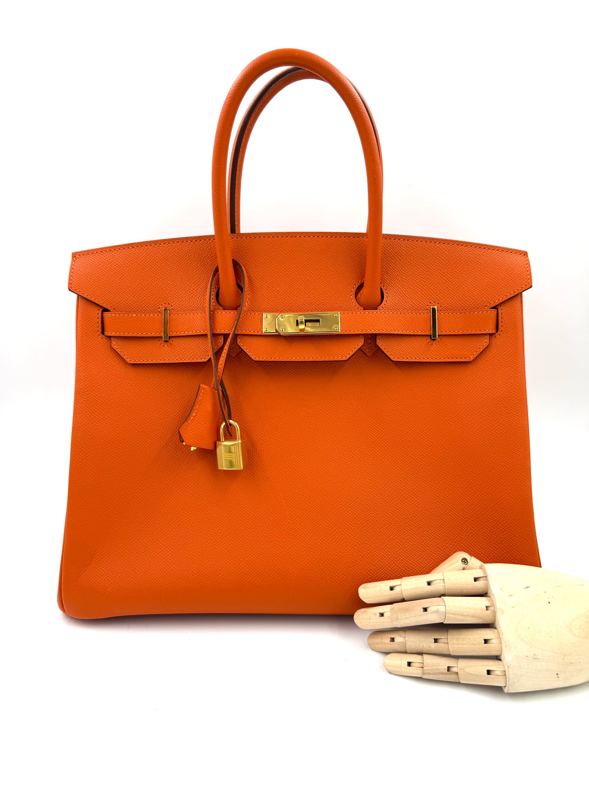 HERMÈS Birkin 35 Epsom orange GHW in Galeriebild 17, porträtorientiert mit Holzhandmodell für Größenvergleich
